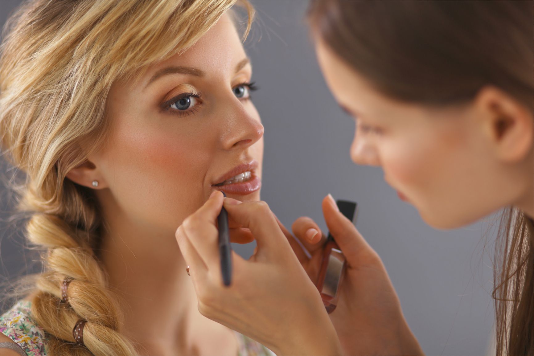 Konturówka do ust – jak używać, żeby wyglądać dobrze?